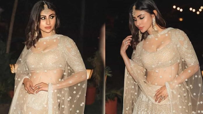 Mouni Roy Photos: मौनी रॉय गोल्डन लहंगे में लगीं बेहद हसीन, अपनी अदाओ से किया वार
