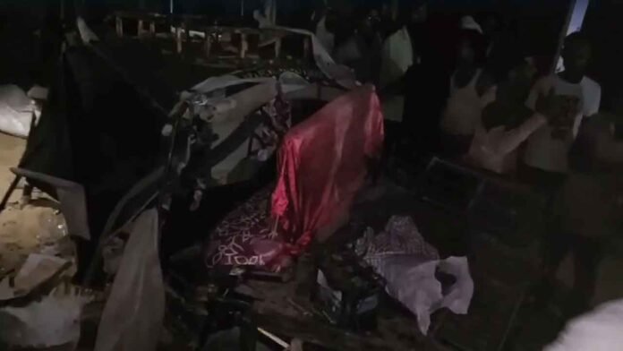 Sitamarhi Road Accident: ट्रक की टक्कर से टेंपो के उड़े परखच्चे, 3 की मौत, 6 घायल