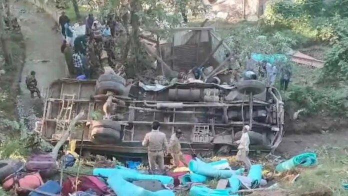 Jammu-Kashmir बस गिरने से BSF के चार जवानों की मौत
