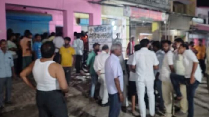 अमेठी में शिक्षक दंपती और उनके बच्चों की घर में घुसकर हत्या