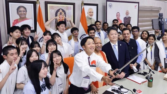 जापानी और भारतीय छात्रों से मिले सीएम योगी
