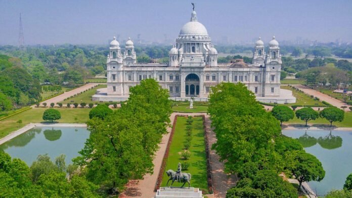 पश्चिम बंगाल घूमने का प्लान बना रहे हैं? जानें दार्जिलिंग, सुंदरबन, कालिम्पोंग, दीघा, कोलकाता, शांतिनिकेतन, बिष्णुपुर और डूआर्स समेत बेहतरीन जगहों के बारे में।