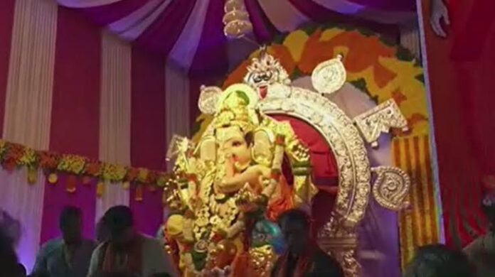 Ganesh Chaturthi 2026 में मुंबई के GSB महागणपति की भव्यता चर्चा में है। प्रतिमा पर 66 किलो से ज्यादा सोना, 335 किलो चांदी और ₹703.27 करोड़ का इंश्योरेंस कवर है।