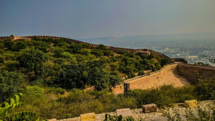 जयपुर में सुबह के समय नाहरगढ़ किले से शहर का नजारा देखने का अनुभव बेहद खास हो सकता है। सूरज निकलने से पहले नाहरगढ़ की ओर निकलें।