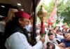 यूपी 2027: अखिलेश यादव ने रायबरेली से शुरू किया PDA रथ अभियान, बुलडोजर से हुई पुष्पवर्षा यूपी 2027 की तैयारी: PDA बस में सवार हुए अखिलेश, रायबरेली में कार्यकर्ताओं ने किया भव्य स्वागत