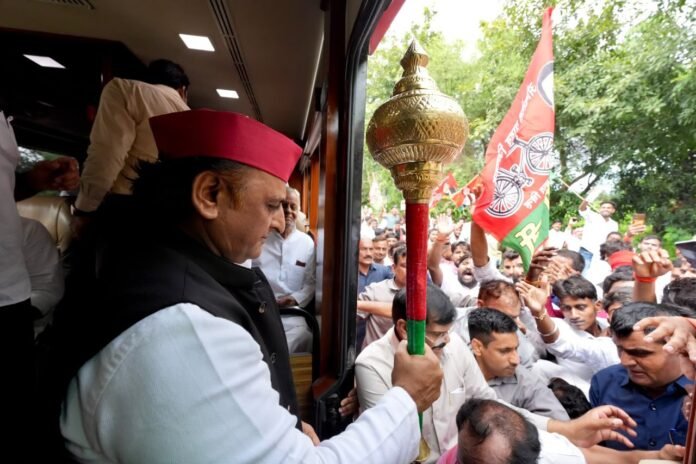 यूपी 2027 की तैयारी: PDA बस में सवार हुए अखिलेश, रायबरेली में कार्यकर्ताओं ने किया भव्य स्वागत