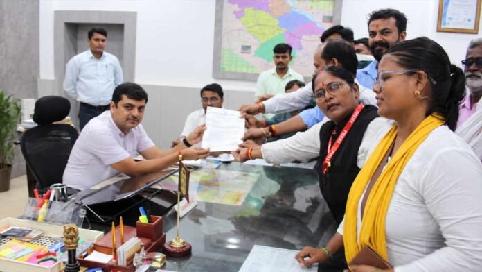 दिल्ली में महिला पत्रकारों से कथित मारपीट के विरोध में बाराबंकी के पत्रकारों ने ज्ञापन सौंपा