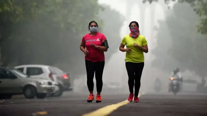 AQI बढ़ने पर वर्कआउट बंद करें या जारी रखें? जानिए रिसर्च क्या कहती है