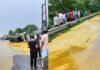 मुरादाबाद में पलटा वनस्पति घी से भरा टैंकर, सड़क पर पैकेट बिखरते ही लूटने की मची होड़ मुरादाबाद के कटघर में रामगंगा पुल पर वनस्पति घी से भरा टैंकर पलट गया। सड़क पर घी के पैकेट बिखरने के बाद लोग उन्हें उठाकर ले जाने लगे। पुलिस ने मौके पर पहुंचकर स्थिति संभाली।