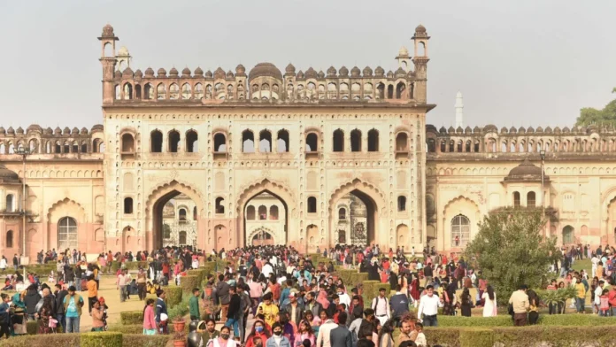 18वीं सदी के अंतिम वर्षों में अवध क्षेत्र में भयंकर अकाल पड़ा। लंबे समय तक बारिश न होने और फसलें खराब होने से बड़ी संख्या में लोग आर्थिक संकट में आ गए। गरीब परिवारों के सामने भोजन और रोजगार का संकट खड़ा हो गया था।