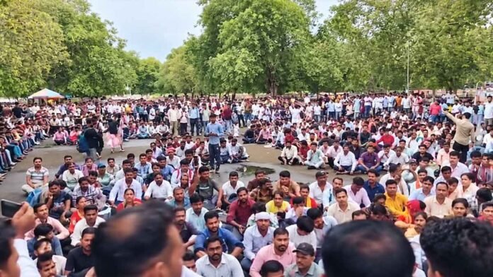 लखनऊ में पंचायत सहायकों का प्रदर्शन